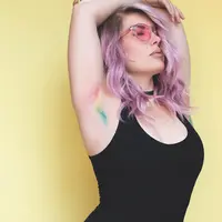 Januhairy adalah sebuah gerakan sosial yang bertujuan untuk mendorong rasa percaya diri perempuan menumbuhkan serta memamerkan rambut di tubuhnya. (Foto: instagram.com/caitlinfordhair)