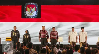 (ki-ka) Cagub DKI Jakarta no 1 Agus Harimurti Yudhoyono-Sylviana, no 2 Basuki T Purnama-Djarot Saiful Hidayat, dan no 3 Anies Baswedan-Sandiaga Uno menyanyikan lagu Indonesia Raya sebelum debat kedua Cagub, Jumat (27/1). (Liputan6.com/Faizal Fanani)