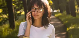 ilustrasi perempuan menelepon/Photo by Anastasia Leonova on Unsplash