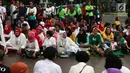 Relawan Indonesia Bersatu saat menggelar aksi potong tumpeng di depan Istana Negara, Jakarta, Jumat (5/7/2019). Aksi tersebut merupakan syukuran atas terpilihnya Joko Widodo atau Jokowi sebagai Presiden RI untuk kedua kalinya. (Liputan6.com/JohanTallo)