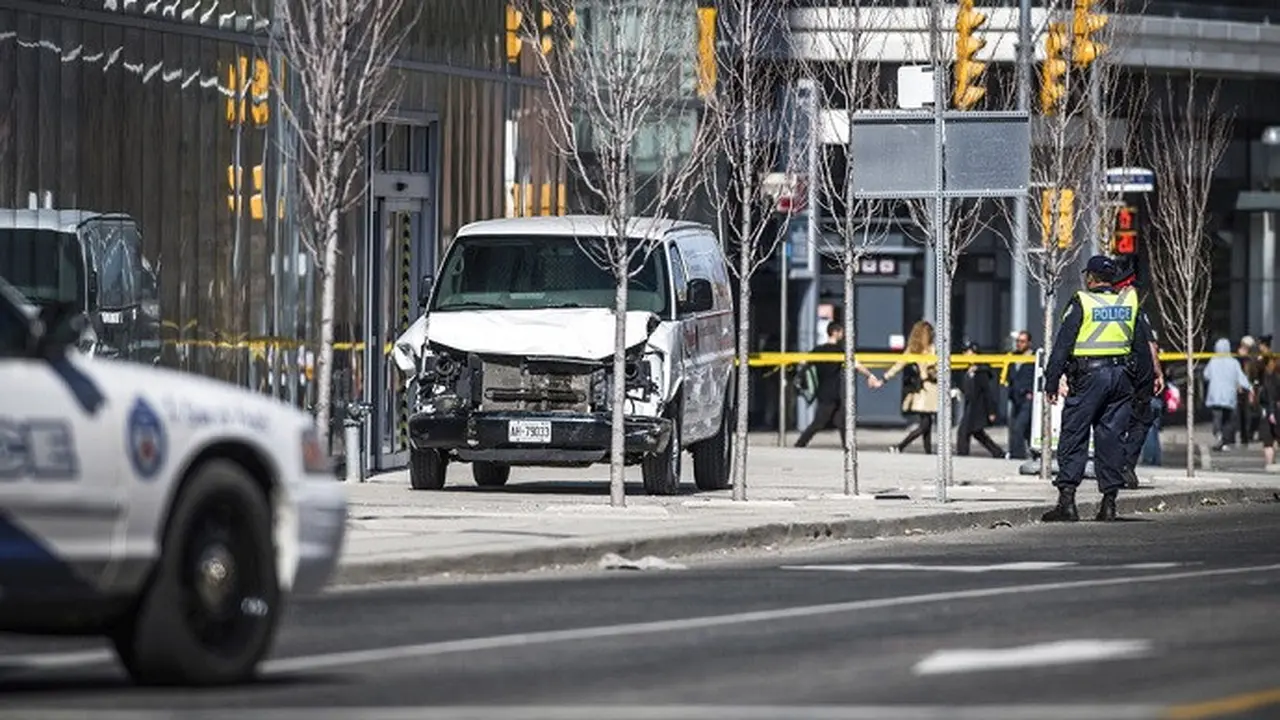 Van tabrak pejalan kaki di Toronto, Kanada