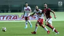 Pemain tengah Indonesia U-23, Ilija Spasojevic (kanan) berebut bola dengan pemain Bahrain pada laga PSSI Anniversary 2018 di Stadion Pakansari, Kab Bogor, Jumat (27/4). Indonesia kalah 0-1. (Liputan6.com/Helmi Fithriansyah)