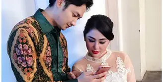 Penyanyi dan pemeran Dewi Perssik telah resmi nikah dengan Angga Wijaya. Pernikahan pasangan ini berlangsung di kediaman orang tua Dewi Perssik di kecamatan Sumbersari, Jawa Timur. (Instagram/anggawijaya88)