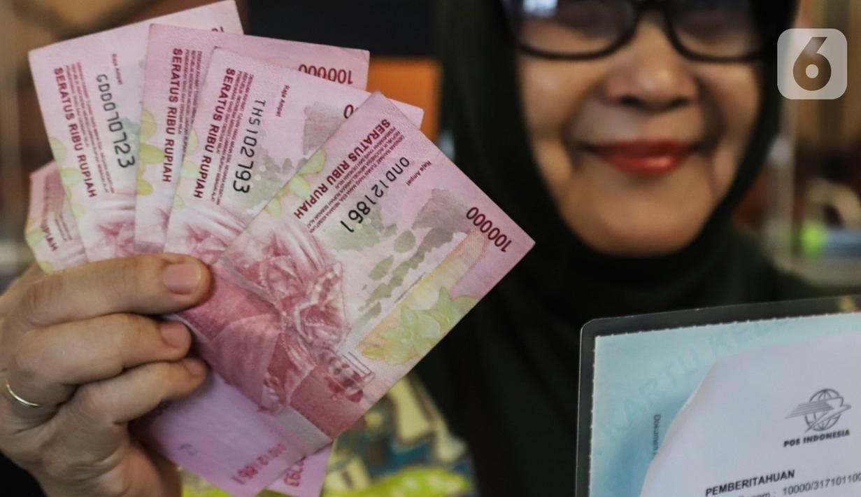 Seorang warga penerima bantuan langsung tunai (BLT) memperlihatkan uang sebesar Rp600 ribu yang baru diterimanya, terkait kenaikan harga BBM di Kantor Pos Pasar Baru, Jakarta, Rabu (7/9/2022). Kementerian Sosial (Kemensos) mulai menyalurkan bantuan langsung tunai (BLT) kenaikan harga BBM kepada 20,65 juta orang melalui PT Pos (Persero) dengan total dana Rp12,4 triliun. (Liputan6.com/Johan Tallo)
