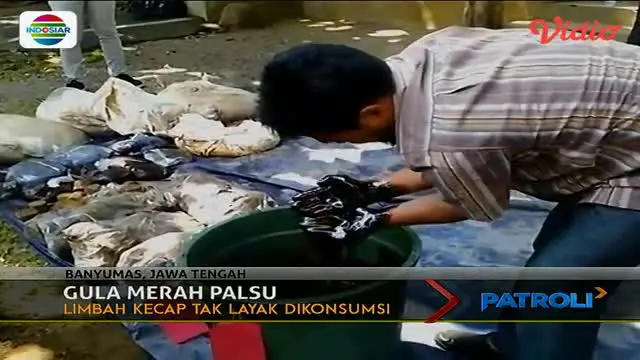 Satgas pemantau pangan polres Banyumas mengungkap pabrik gula merah palsu.