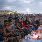 Warga bersiap buka puasa di pantai Rabat, Maroko (9/6). Selama Ramadan, banyak warga Maroko berkunjung ke pantai menikmati angin Atlantik dan menikmati pemandangan laut. (AP Photo/Mosa'ab Elshamy)