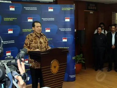 Menteri Koordinator Perekonomian Chairul Tanjung menggelar konferensi pers kawasan Lapangan Banteng, Jakarta, Rabu (20/8/14). (Liputan6.com/Faisal R Syam)