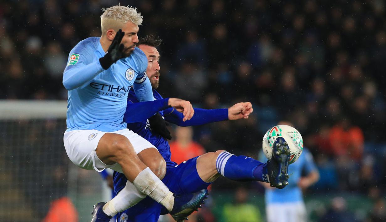 Striker Manchester City, Sergio Aguero, berebut bola dengan bek Leicester, Christian Fuchs, pada laga Piala Liga di Stadion King Power, Leicester, Selasa (18/12). Leicester kalah adu penalti dari City. (AFP/Lindsey Parnaby)