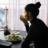 ilustrasi mindful eating/copyright freepik.com/freepik