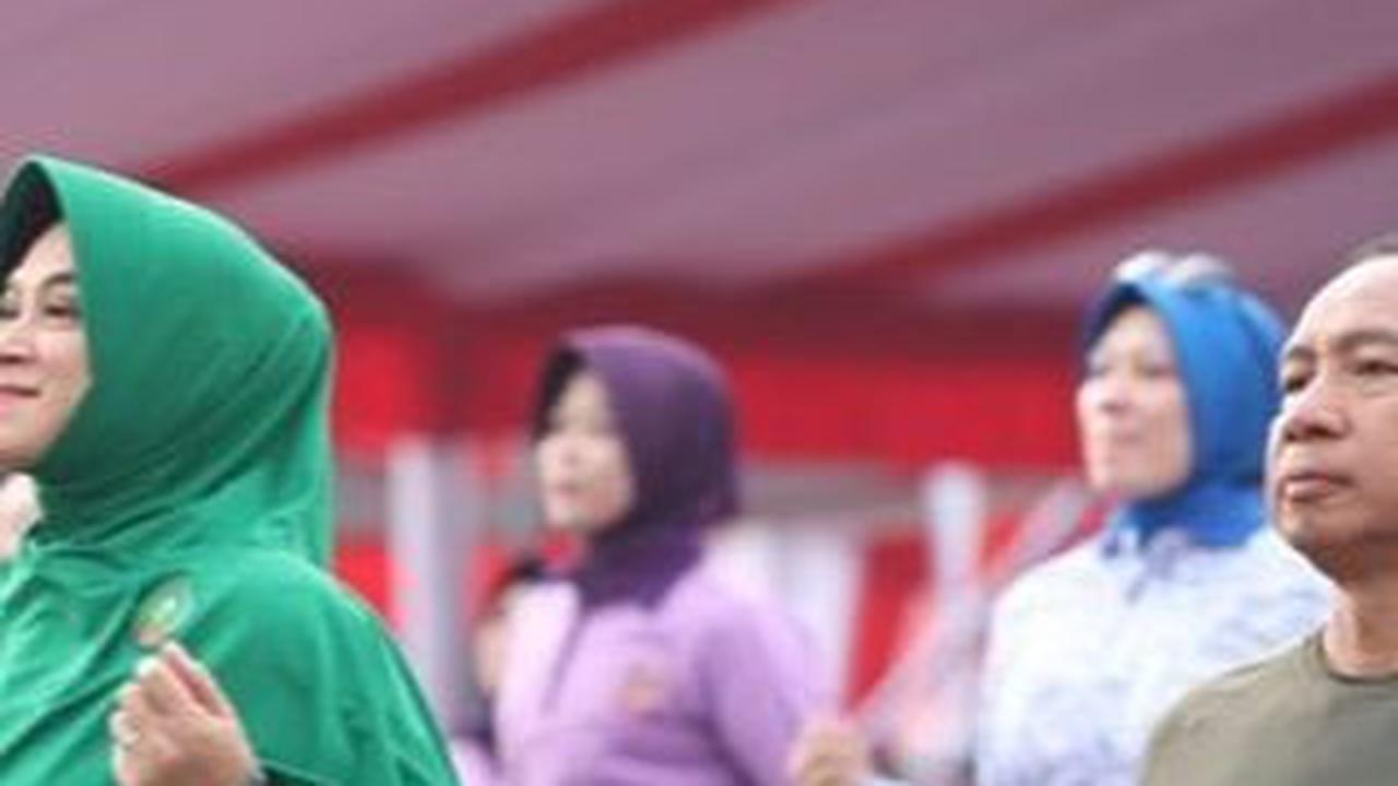 Ini momen Evi Sophia dan KSAD Agus Subiyanto saat olahraga bareng. Pasangan suami istri ini ikut senam bersama di Monas.