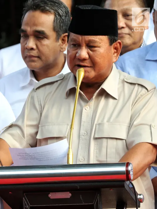 Capres 02 Prabowo Subianto bersama sejumlah tokoh dan kader pendukung memberikan keterangan kepada awak media di depan Rumahnya, di Kertanegara, Jakarta, Rabu (17/4). Prabowo mengklaim menang Pilpres 2019 berdasarkan data exit poll menang di 5000 TPS. (Liputan6.com/Johan Tallo)