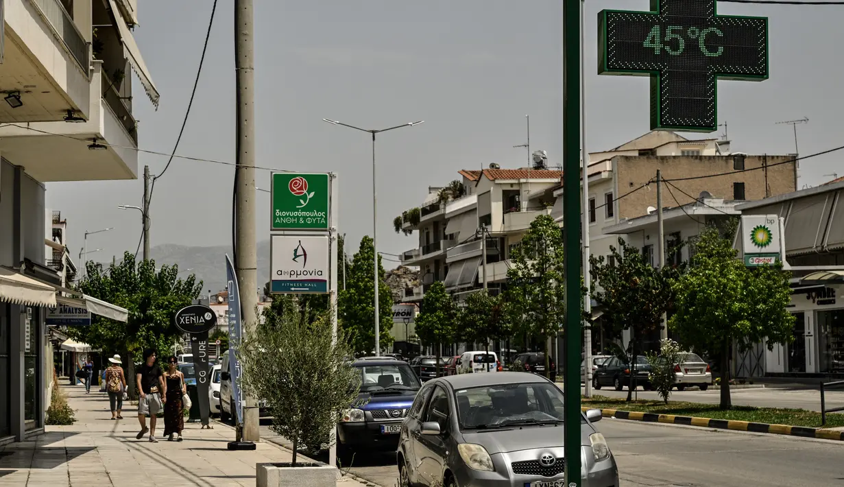 Sebuah termometer menunjukkan suhu 45 derajat Celcius di kota wisata Nafplion saat Yunani dilanda gelombang panas baru dan kebakaran hutan akibat panas yang berlebihan, pada 26 Juli 2023. (Louisa GOULIAMAKI / AFP)
