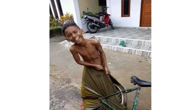 6 Potret Kocak Bocah Tersangkut Saat Bermain Ini Malah Bikin Kasihan