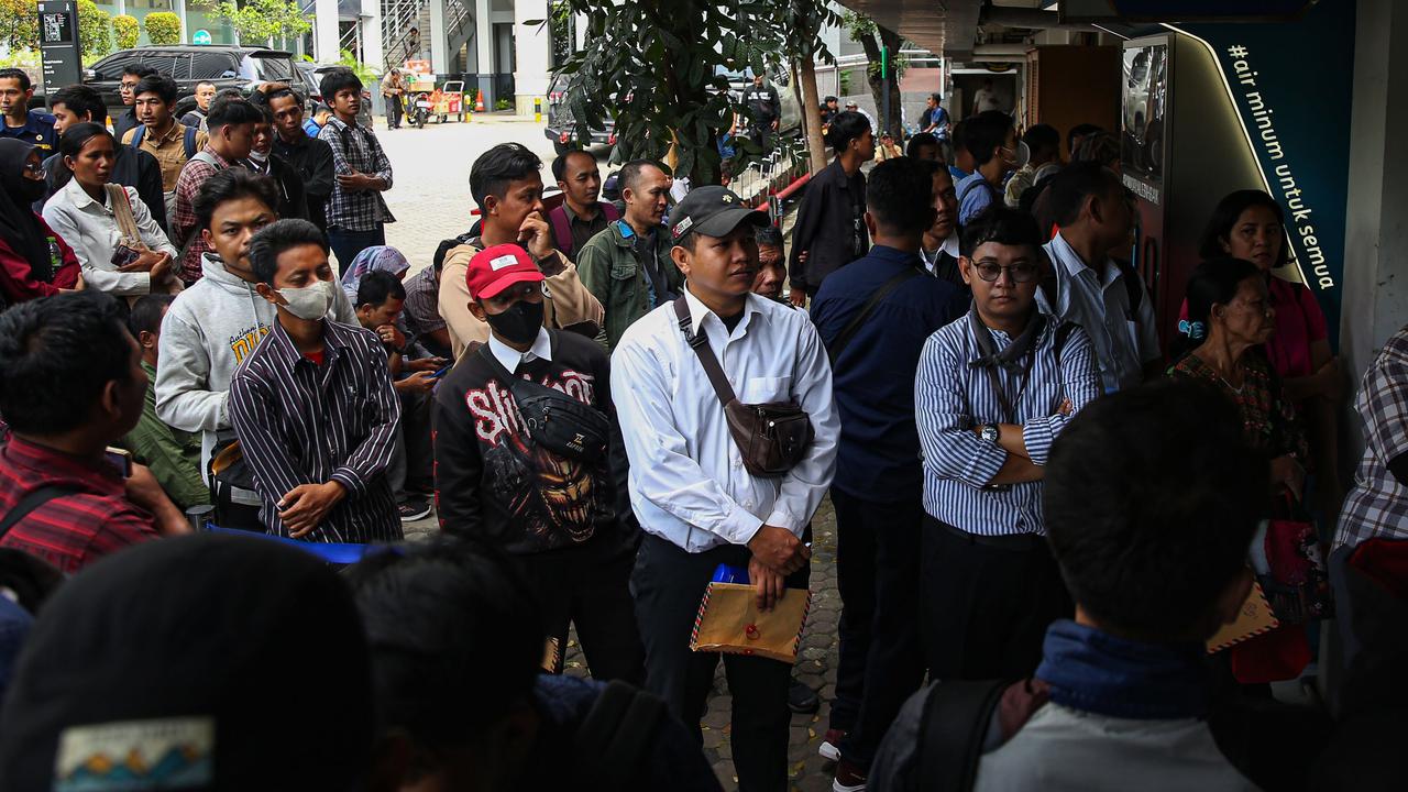 Ratusan orang melamar sebagai pasukan oranye di Balai Kota DKI Jakarta