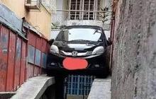 10 Potret Parkir Mobil di Tempat Enggak Masuk Akal, Posisinya Absurd Banget