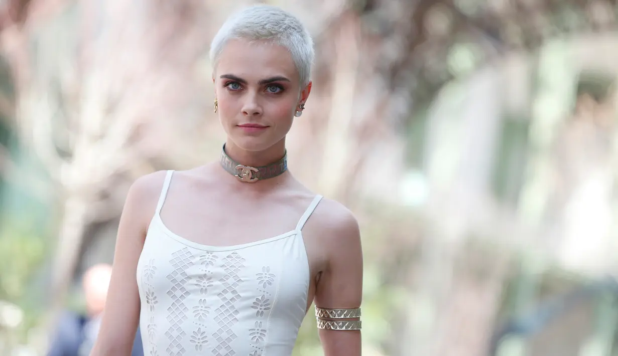 Model Cara Delevingne berpose saat tiba di peragaan busana Chanel Haute Couture di Paris, Prancis, (4/7). Model 24 tahun ini tampil cantik dengan rambut cepaknya berwarna putih.  (AP Photo / Thibault Camus)