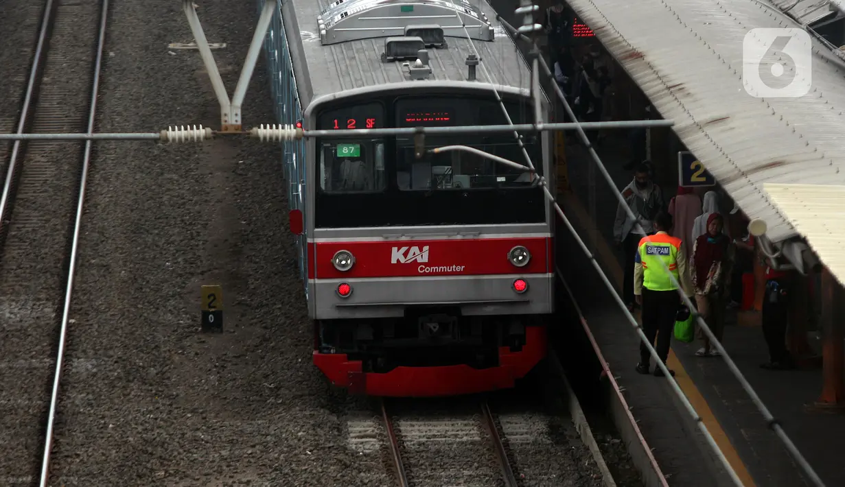Hal itu disebabkan masa tunggu antarkereta yang berpotensi menjadi semakin lama, sehingga efeknya stasiun dan kereta akan menjadi semakin padat dan semrawut yang dampaknya dapat mengakibatkan penumpukan lebih dari 200.000 penumpang per hari. (Liputan6.com/Johan Tallo)
