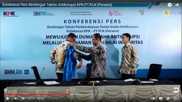 Wakil Ketua KPK Nurul Ghufron menyematkan rompi biru kepada Dirut PT PLN Darmawan Prasodjo pada konpers Bimtek Antikorupsi, Selasa, 31 Mei 2022. (Foto: tangkapan layar kanal Youtube KPK RI)