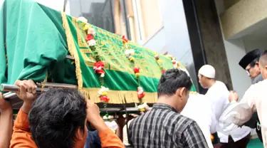 Keranda jenazah Mpok Nori saat akan dibawa ke masjid terdekat untuk disalatkan, Jakarta, Jumat (3/4/2015). Rencananya almarhumah Mpok Nori akan dimakamkan di TPU Pondok Rangon. (Liputan6.com/Helmi Afandi)