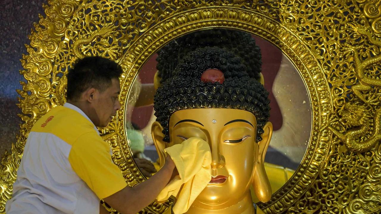 FOTO: Ritual Pembersihan Patung Buddha Sambut Tahun Baru Imlek