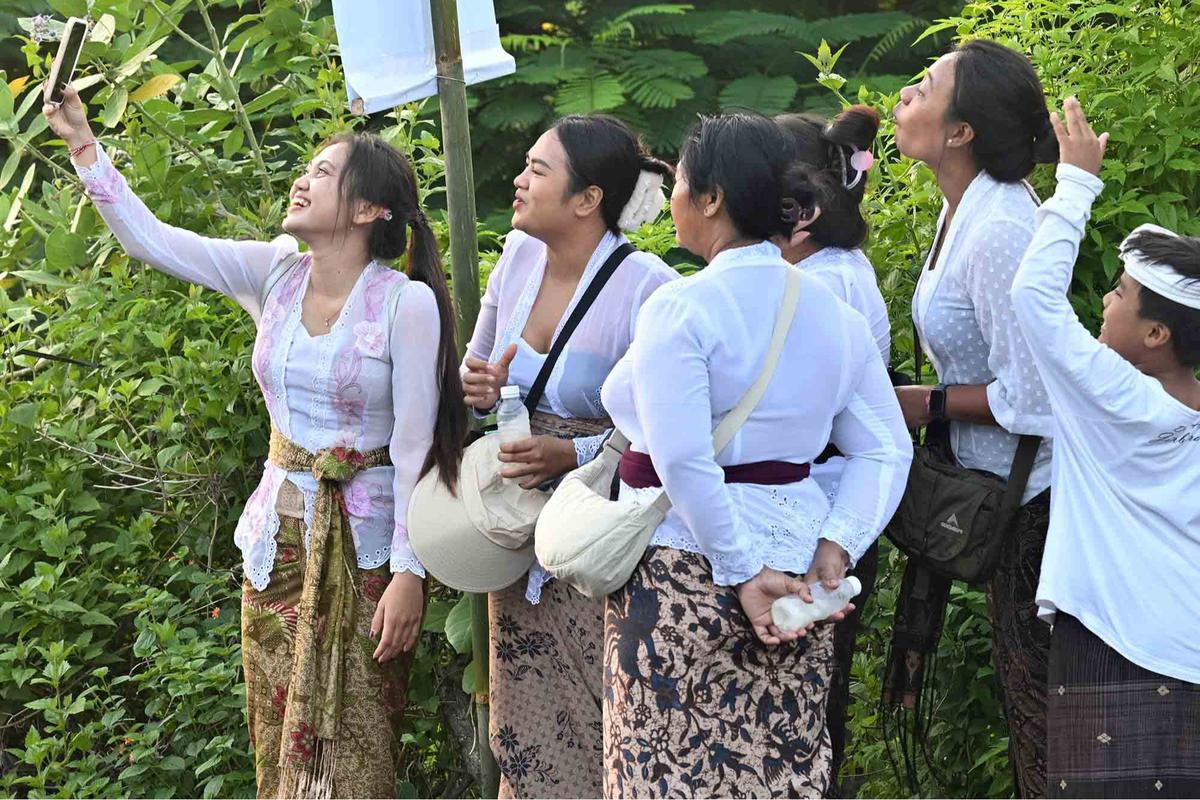 FOTO: Penampakan Ribuan Umat Hindu Berjalan Kaki sepanjang 15 KM menuju Pura Uluwatu Bali