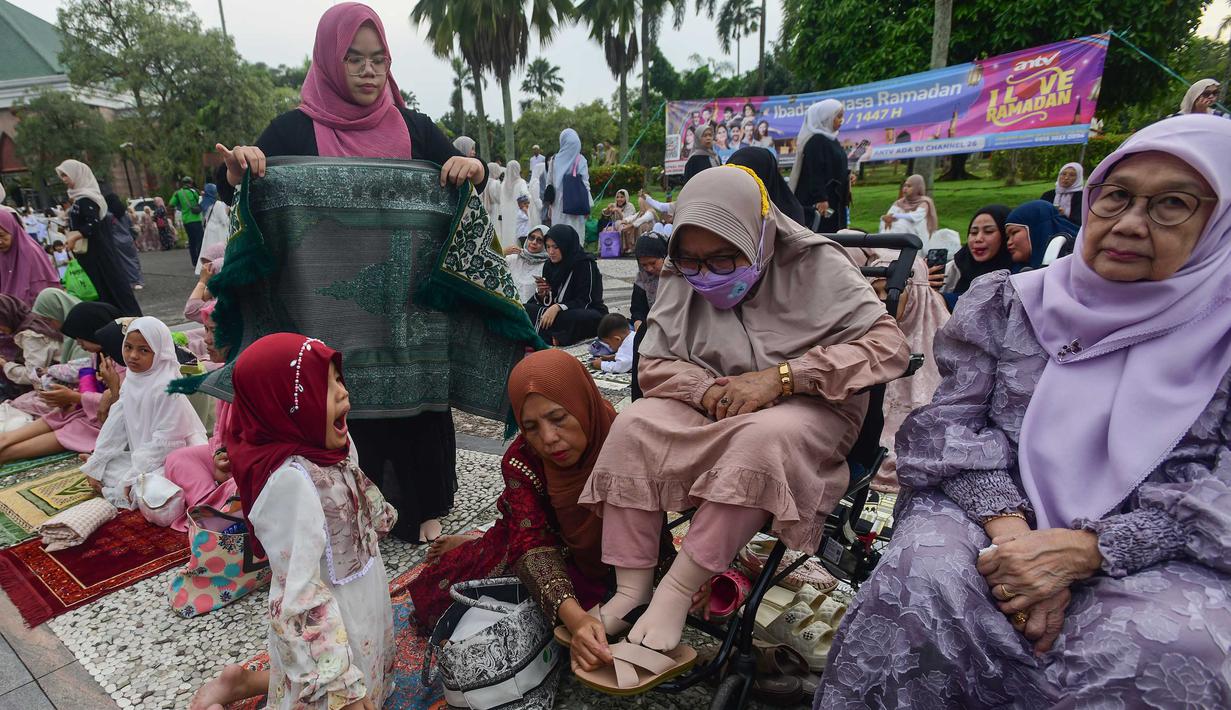 Suasana ketika umat Muslim usai melaksanakan salat Idul Fitri 1447 Hijriah di Mesjid Kubah Emas, Depok, Jawa Barat, Sabtu (21/3/2026). (merdeka.com/Arie Basuki)