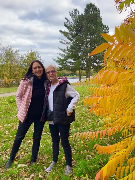 Potret Ira Wibowo dan mamanya (Instagram/irawbw)