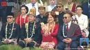 Tampilan Titiek Soeharto begitu menarik, ia mengenakan hiasan kepala khas nusantara dengan paduan kebaya merah. [Foto: YouTube/ Istana Kepresidenan]