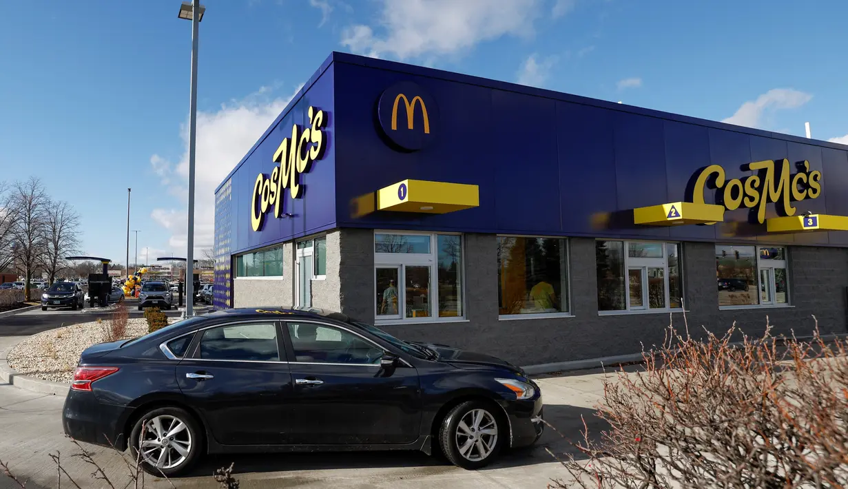 Restoran khusus drive-thru CosMc pertama terlihat di Bolingbrook, Illinois pada 9 Desember 2023. (KAMIL KRZACZYNSKI / AFP)