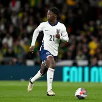 Aksi Kobbie Mainoo melakoni debutnya di Timnas Inggris saat berhadapan dengan Brasil pada laga uji coba di Stadion Wembley, Minggu (24/3/2024) dini hari WIB. (Dok. Bola.com/Twitter England)