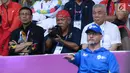 Menteri PUPR, Basuki Hadimuljono bersiap mengabadikan momen saat laga semifinal bulu tangkis beregu putra Asian Games 2018, Indonesia melawan Jepang di Jakarta, Selasa (21/8). Indonesia unggul dan lolos ke final. (Liputan6.com/Helmi Fithriansyah)