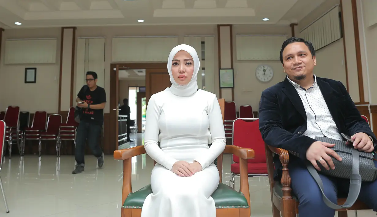 Meski merasa telah dipermainkan oleh suaminya, Bella Shofie akan tetap menghadiri sidang lanjutan saat dirinya ada di Jakarta. (Andy Masela/Bintang.com)