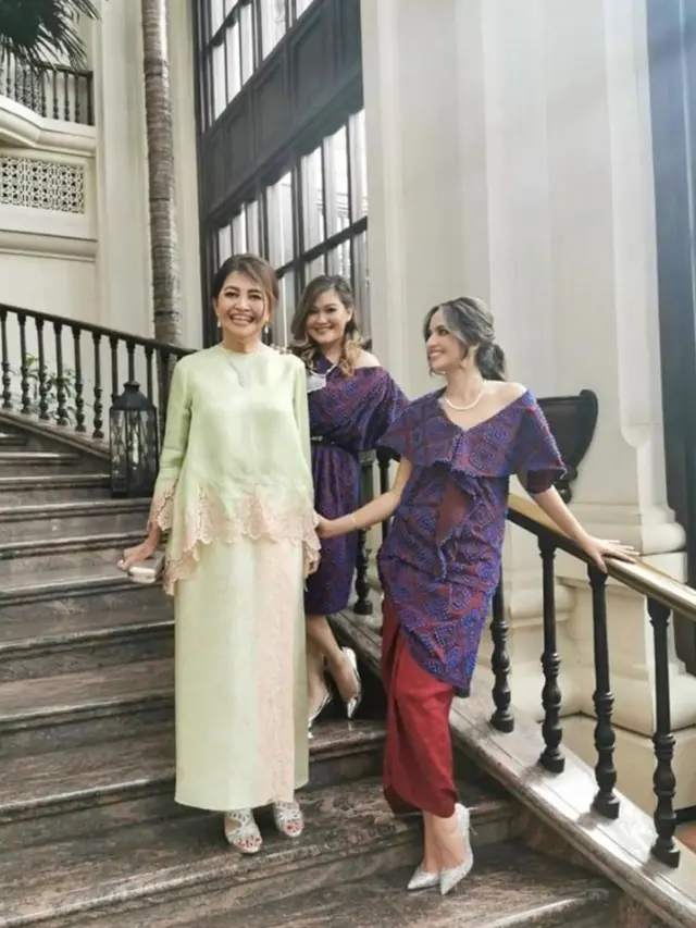 Model Batik Kekinian ala Nia Ramadhani