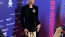 Faradina Mufti tampil elegan dengan kebaya Jawa warna hitam dan kain batik warna krem dari Tangan Prive.  [@faradinamufti].