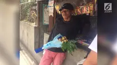 Seorang pria memiliki hadiah menarik untuk wanitanya di hari Valentine.