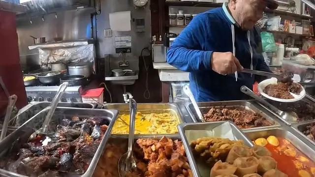 Hadi Widjoyo seorang pemilik restoran di kampung Indonesia yang berada di Philadelphia, AS sedang melayani tamunya