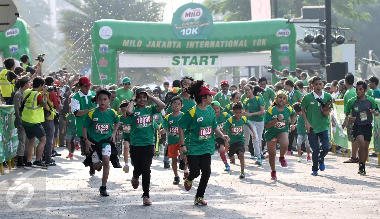 Sejumlah anak berlari dalam acara Milo Champ Squad Run di Jakarta, Minggu (24/7). Milo Champ Squad Run merupakan kategori lomba lari keluarga yang diikuti oleh anak didampingi orang tua dan menempuh jarak 1.6 km. (Liputan6.com/Yoppy Renato)