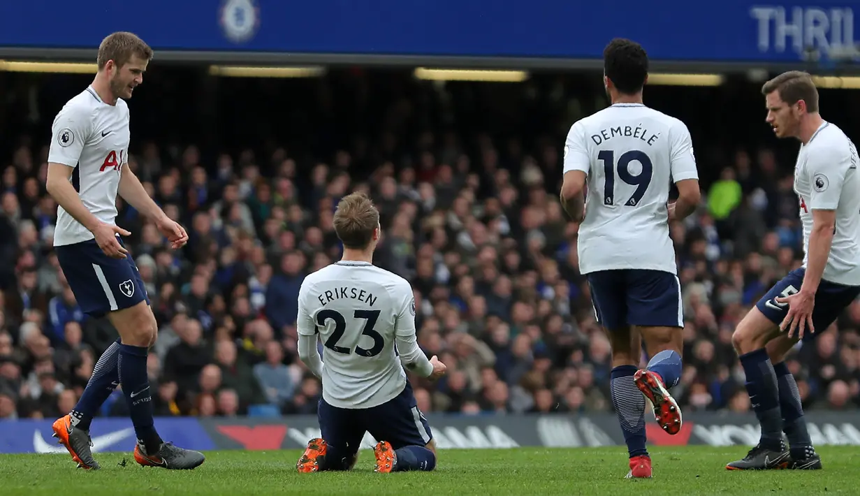 Gelandang Tottenham Hotspur Christian Eriksen melakukan selebrasi usai membobol gawang kiper Chelsea Willy Caballero saat pertandingan Liga Inggris di Stamford Bridge, London (4/1). (AFP Photo/Daniel Leal-Olivias)