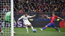 Bek Real Madrid, Dani Carvajal, berusaha membobol gawang CSKA Moskow pada laga Liga Champions di Stadion Luzhniki, Moskow, Selasa (2/10/2018). CSKA menang 1-0 atas Madrid. (AFP/Alexander Nemenov)