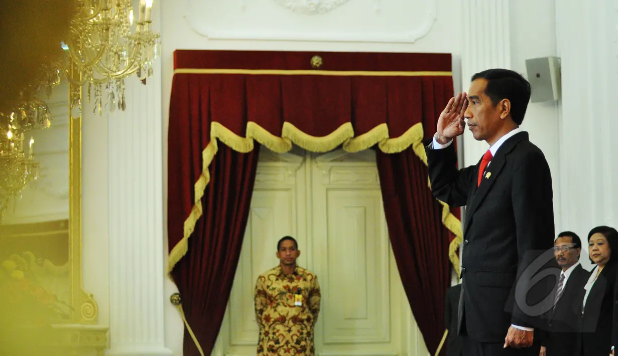 Presiden Joko Widodo memberi hormat saat menyambut kedatangan enam Duta Besar Luar Biasa dan Berkuasa Penuh (LBPP) Designated Resident untuk Republik Indonesia di Istana Merdeka, Jakarta, Kamis (19/3/2015). (Liputan6.com/Faizal Fanani)