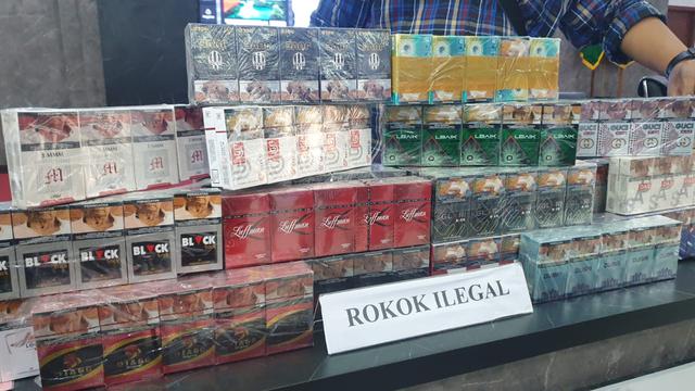 Tumpukan rokok ilegal alias tanpa cukai dalam rilis kasus pengungkapan rokok ilegal di Kejari Garut, Jumat (4/8/2023). (Liputan6.com/Jayadi Supriadin)