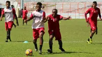Perseru Serui saat latihan jelang Liga 1 2018. (Bola.com/Aditya Wany)