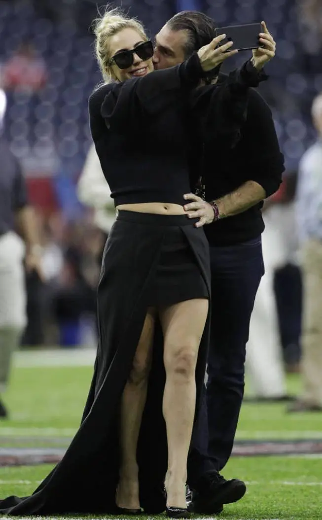 Lady Gaga dan agennya, Christian Carino di lapangan Super Bowl. (eonline.com)