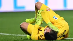 Kiper Cremonese, Emil Audero, terkapar setelah terkena petasan pada laga pekan ke-23 Liga Italia 2025/2026 di Stadion Giovanni Zini, Cremona, Minggu (1/2/2026). (AFP/Piero Cruciatti)