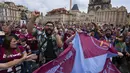 Sejumlah pendukung West Ham memadati Old Town Square menjelang laga final UEFA Conference League 2022/2023 di Praha, Republik Ceska, Rabu (07/06/2023). (AP Photo/Darko Bandic)
