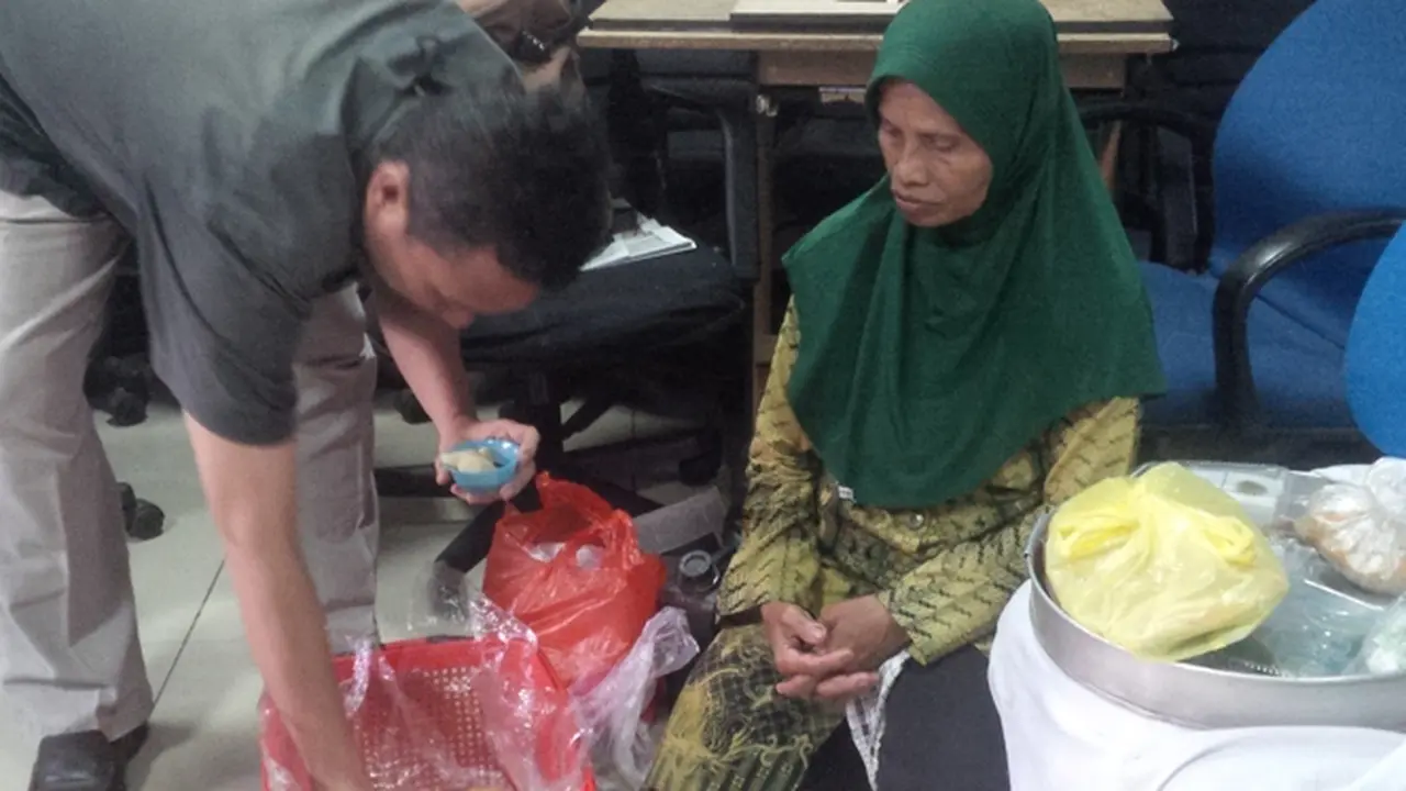 Bik Sum, Penjual Keliling yang Berjuang Kuliahkan 6 Anaknya