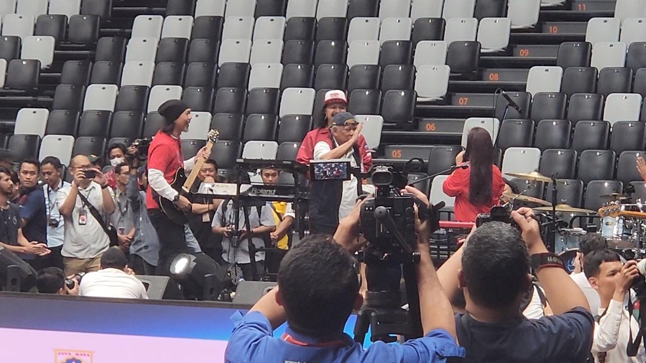 Menteri PUPR Basuki Hadimuljono saat berkolaborasi dengan Band Cokelat.