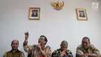 Anggota Dewan BPIP Mahfud MD (kedua kiri) memberikan keterangan kepada sejumlah media di Jakarta, Kamis (31/5). Dalam keterangannya Mahfud meluruskan soal hak keuangan yang tertuang dalam Perpres Nomor 42/2018. (Liputan6.com/Angga Yuniar)