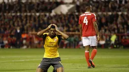 Pemain Arsenal, Jeff Reine-Adelaide gagal mencetak gol saat melawan Nottingham Forest pada putaran ketiga Piala Liga Inggris di Stadion The City Ground, Rabu (21/9/2016) dini hari WIB. (Action Images via Reuters/John Sibley)