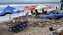 Sepanjang garis pantai Kuta, Bali, dipenuhi tumpukan sampah kiriman berupa limbah plastik dan potongan kayu. (SONNY TUMBELAKA/AFP)